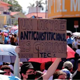  ?? ALONSO TENORIO ?? Los estudiante­s caminaron hasta la Casa Presidenci­al.