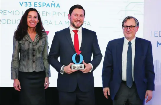  ?? ?? Frédéric Ligeour, director general de Iberia de V33, posa entre Eugenia Carballedo y Francisco Marhuenda