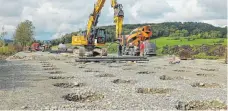  ?? FOTO: DANIEL HÄFELE ?? 2300 Gusspfähle müssen in die Erde hineingehä­mmert werden, damit der Untergrund für die B312 stabiler wird. Ansonsten würde die Straße wieder nach rechts und links ausbrechen.