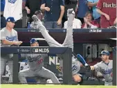  ??  ?? La gran atrapada de Cody Bellinger el lunes arriesgand­o el físico. Así está jugando.