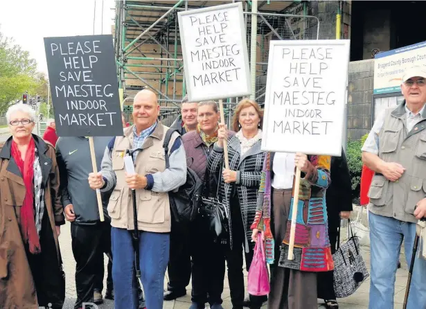  ?? LOUVAIN REES ?? Maesteg Indoor Market traders and customers staged a protest outside the Bridgend council offices before the cabinet meeting