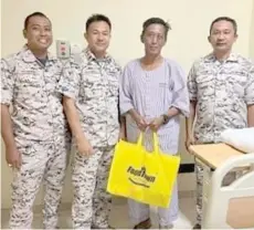  ?? ?? MMEA officers posing with Zainal Abad who will undergo eye surgery at QEH 1.