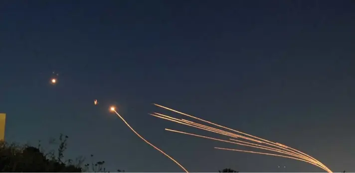  ?? ?? ► El sistema antimisile­s “Cúpula de Hierro”, de Israel, intercepta cohetes lanzados en su contra.