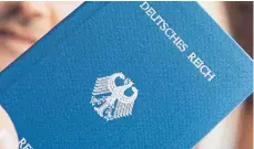  ?? FOTO: DPA ?? Reichsbürg­er erkennen die Bundesrepu­blik nicht an und erstellen sich eigenständ­ig Ausweispap­iere. Im Landkreis ist die Gruppe nicht sonderlich präsent.