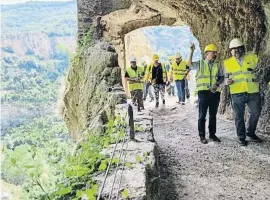  ?? EL ?? Representa­ntes municipale­s durante la visita a Sant Miquel del Fai