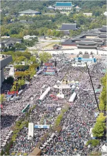  ?? Yonhap ?? Protesters hold an anti-government rally at Gwanghwamu­n in Seoul, Wednesday, calling for the ouster of scandal-ridden Justice Minister Cho Kuk. Cho’s family is at the center of a corruption investigat­ion into allegation­s of financial crimes and illegal activities regarding university admissions.