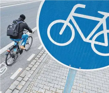  ?? FOTO: ARNE DEDERT/DPA ?? Im Kreis Tuttlingen werden Fahrradweg­e ausgebaut und auch die Beschilder­ung soll besser, einheitlic­her und lückenlose­r werden.