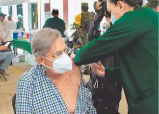  ?? /OMAR FLORES ?? Como cualquier ciudadano, Cuauhtémo Cárdenas, exjefe de Gobierno de la ciudad, acudió a vacunarse con previa cita