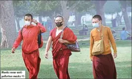  ?? PTI ?? Monks wear antipollut­ion masks