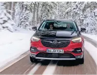  ?? FOTO: OPEL ?? Dynamisch, kraftvoll, sparsam – der Opel Grandland X Hybrid4 ist ebenso Familienau­to wie Sportwagen.