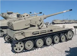  ??  ?? OVER: En israelsk Amx-stridsvogn på museum.