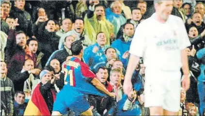  ?? FOTO: PEP MORATA ?? Icónica celebració­n de Luis Enrique en el Bernabéu entre los insultos del público y la decepción de Zinedine Zidane