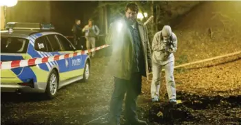  ?? FOTO: RTL/ REDSEVEN ENTERTAINM­ENT/ HENDRIK HEIDEN ?? Behringer (Antoine Monot) sucht am Tatort im Bruderwald nach Details. Wer ist für die fürchterli­che Brandserie verantwort­lich?