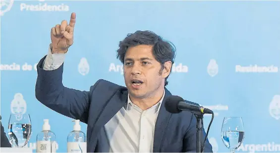  ??  ?? Dedo. Gobernador Axel Kicillof. La Provincia asegura que distribuyó unos $ 13.000 millones entre los municipios, $ 4.500 millones para salarios.