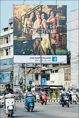  ?? MANJUNATH KIRAN / AFP ?? Publicitat de carrer de Facebook a Bangalore