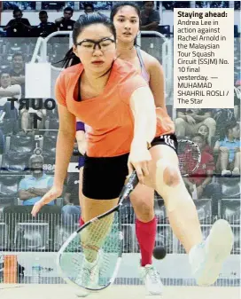  ?? — MUHAMAD SHAHRIL ROSLI / The Star ?? Staying ahead: Andrea Lee in action against Rachel Arnold in the Malaysian Tour Squash Circuit (SSJM) No. 10 final yesterday.