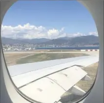  ??  ?? Mer, montagnes, ville… La situation de l’aéroport l’expose davantage aux humeurs du ciel.