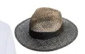  ??  ?? Sombrero de rejilla, Blauer (73 €).