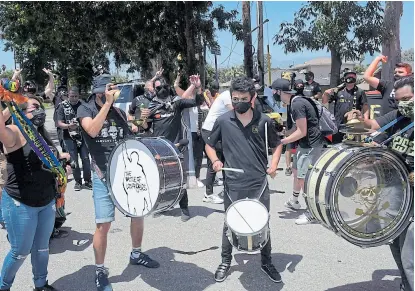  ?? AP ?? Hinchas de los angeles Fc acompañan al equipo; hoy, en Florida, se reanudará la temporada de la mls