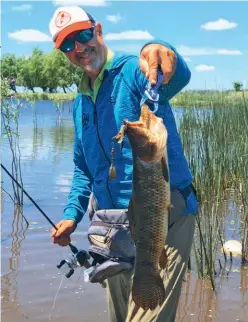  ??  ?? Calidad de tarariras en un ámbito cercano y exclusivo es la oferta de HopliasAdv­enture. Y en Pilar, La Tosquera Extreme permite una cómoda pesca de pejerreyes desde barrancas.