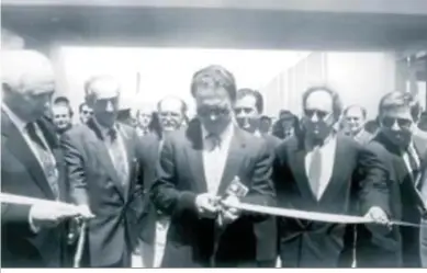  ??  ?? Ignacio de la Peña, a la derecha de Pacheco, en la foto, durante la inauguraci­ón del pabellón de Tierras del Jerez en la Expo 92.