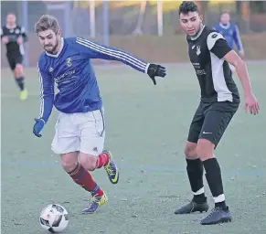  ?? FOTO: UWE MISERIUS ?? Marcel Heßdörfer (am Ball) will mit Bergfried Leverkusen morgen einen Sieg im Nachbarsch­aftsduell gegen die Schlebusch­er Reserve feiern.