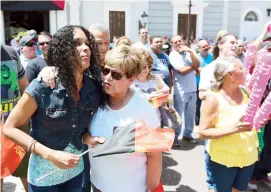  ??  ?? Mary Culson, hermana de Javier, es consolada por la alcaldesa de Ponce, María ‘Mayita’ Meléndez.