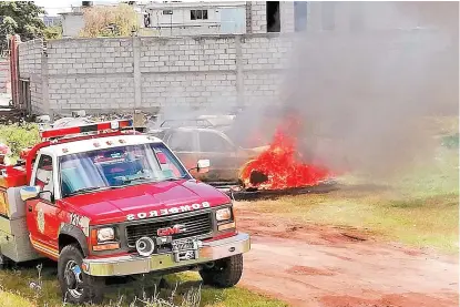  ?? ESPECIAL ?? Una camioneta de bomberos y un auto incendiado en un municipio de Hidalgo.
