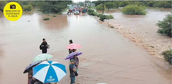  ?? FOTOS: EL HERALDO ?? El desbordami­ento del río Choluteca mantiene incomunica­do al 90 por ciento de las 160 aldeas y caseríos del municipio de Marcovia. MARCOVIA SE QUEDA BAJO EL AGUA