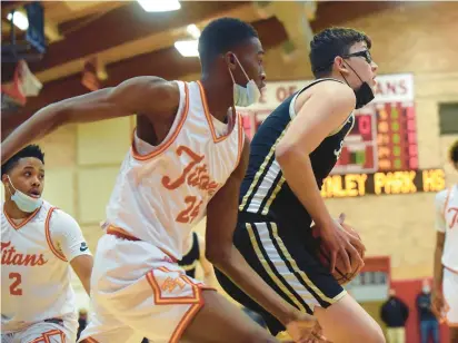  ?? STEVE JOHNSTON/DAILY SOUTHTOWN PHOTOS ?? Oak Forest’s Robbie Avila drives the lane against Tinley Park’s Amarion Johnson on Friday.