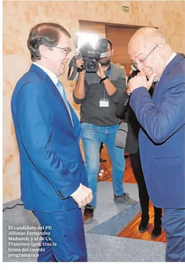  ??  ?? El candidato del PP, Alfonso Fernández Mañueco, y el de Cs, Francisco Igea, tras la firma del cuerdo programáti­co