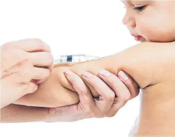  ?? FOTO: DPA ?? Viele Kindergärt­en im Landkreis Biberach werden vorerst nicht verlangen, dass Kinder zwingend gegen Masern geimpft sind.