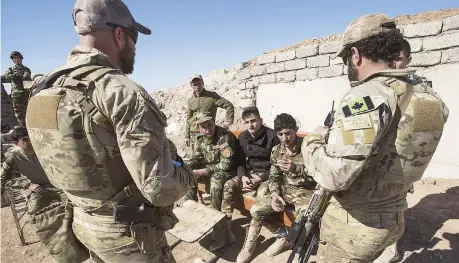  ??  ?? Des soldats des forces spéciales canadienne­s discutaien­t avec des soldats kurdes au nord de l’Iraq, en février. − La Presse canadienne: Ryan Remiorz