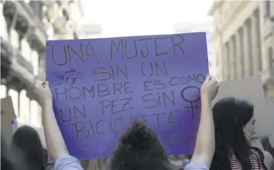  ?? ALBERT BERTRAN ?? Carteles de la manifestac­ion estudianti­l del año pasado en Barcelona.