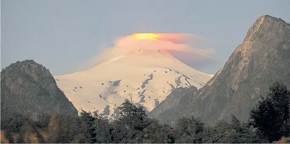  ?? REUTERS ?? Explosione­s. Según expertos, se vienen produciend­o con mayor frecuencia por el crecimient­o de un “lago de lava” en el cráter.