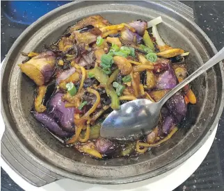  ?? PHOTOS: PETER HUM ?? Bashu Seafood Restaurant serves the classic Sichuanese dish of fish-flavoured eggplant, which is spicy, sweet and with a garlic punch.
