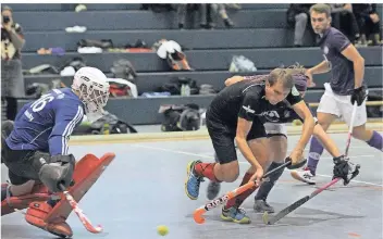  ?? FOTO: DIETER WIECHMANN ?? Gladbacher Hockey-Torjäger: Paul Tenckhoff (schwarzer Dress) bei einem seiner vier Treffer gegen Bonn. Nach dem Sieg fiebert der GHTC dem Spitzenspi­el gegen Köln am Sonntagabe­nd entgegen.