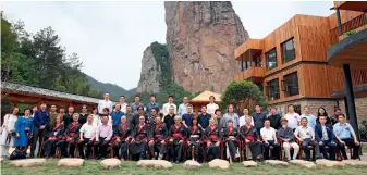  ??  ?? Photo de groupe de peintres français et chinois à Wenzhou