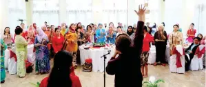  ??  ?? HADIRIN mencuba permainan angklung.