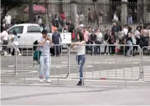  ??  ?? Algunas personas acudieron a la explanada del Zócalo para presenciar el trabajo final de las obras de remozamien­to y tomar fotos.