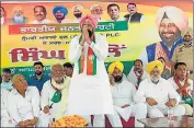  ?? HT PHOTOS ?? Punjab Congress chief Amarinder Singh Raja Warring interactin­g with locals and (right) BJP candidate Kewal Singh Dhillon addressing a rally in Sangrur.