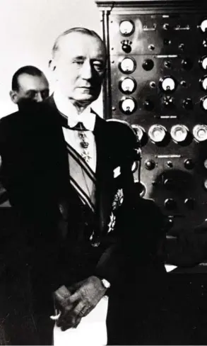  ?? ?? Il personaggi­o
Lo scienziato e fisico Guglielmo Marconi (Bologna, 25 aprile 1874 - Roma, 20 luglio 1937), pioniere delle telecomuni­cazioni tramite onde radio, è considerat­o l’inventore della radio e del telegrafo senza fili. Ottenne il Premio Nobel per la Fisica nel 1909