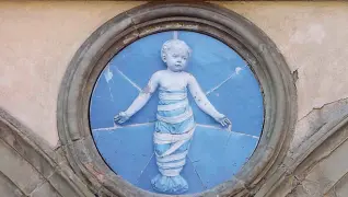  ??  ?? Uno dei Puttini circolari della facciata dell’istituto degli Innocenti in piazza Santissima Annunziata, a Firenze