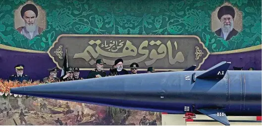  ?? Foto: Vahid Salemi/AP/dpa ?? Auch auf anti-israelisch­en Demonstrat­ionen in Teheran fehlen Raketen nicht.