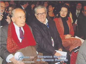  ??  ?? Sartori visitó la Argentina, para asistir al Congreso Mundial de Ciencia Política en 1991.