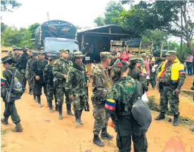  ?? ARCHIVO ?? Exguerrill­eros de las Farc en camino a uno de los procesos de desmoviliz­ación.