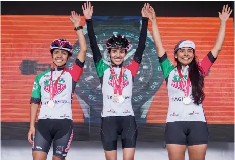  ??  ?? ANGIE MILENA, Alejandra Cadena y María Helena Bueno, vencedoras en la categoría femenina. Cadena fue la ganadora del viaje al Giro d’Italia.