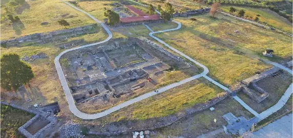  ?? ?? Αεροφωτογρ­αφία της ακρόπολης και του διαμορφωμέ­νου αρχαιολογι­κού χώρου. Η συμμετοχή του Θουκυδίδη υπό την ιδιότητα του στρατηγού του αθηναϊκού στρατού και η αποτυχία του να αποτρέψει την αποσκίρτησ­η της Αμφίπολης ήταν αφορμή για την εικοσαετή αυτοεξορία του στα οικογενεια­κά αγροκτήματ­α στην ευρύτερη περιοχή, με αποτέλεσμα να γράψει την περίφημη Ιστορία του.