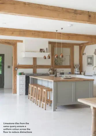  ??  ?? Limestone tiles from the same quarry ensure a uniform colour across the floor to reduce distractio­ns