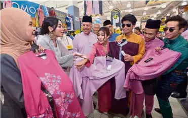  ??  ?? Shopping for a song: Ameer (third from left) flanked by the singers and guests during the launch of Girang Syawal Tiba 2018 campaign in Kuala Lumpur.